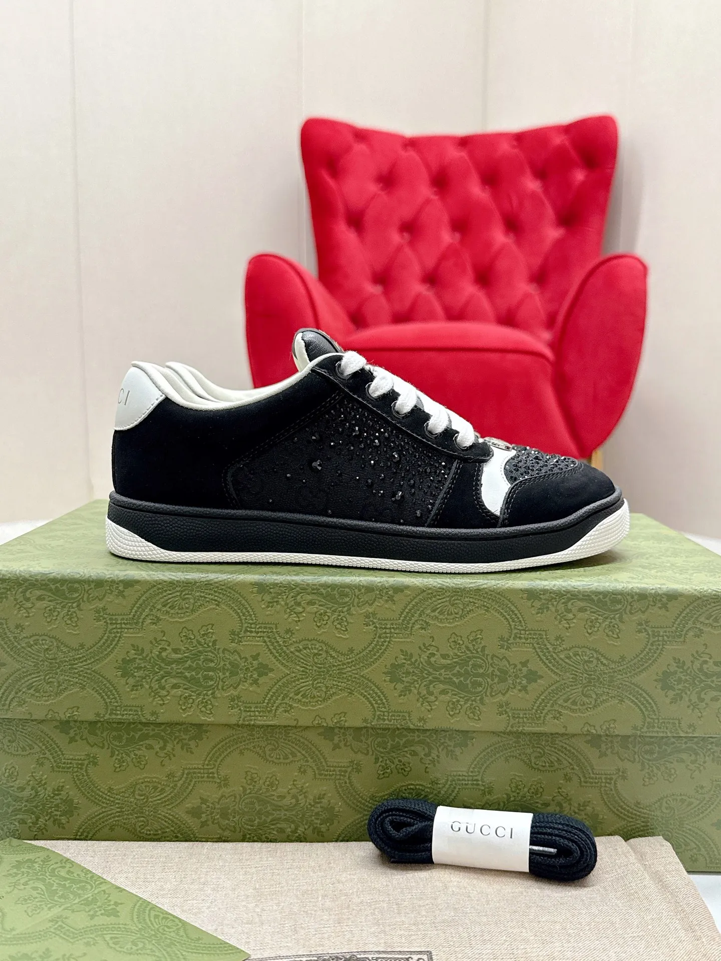 👟👟Ex-factory price 480👟👟 Women's Shoes Women's Clothes Women's Shoes Women's Clothes Women's Shoes Women's Clothes Gucci——Purchase version GG series distressed dirty shoes-hot style is coming! 9 times out of 10 sales, you will definitely get the money. Ready stock! Spot goods! Spot goods! New colors added - the ultimate version on the market! Purchase the original version and develop it... fabric, material, outsole, and details can be compared at will! Open-mold Swarovski one-to-one replica rhinestone chain...Metal cherry pendant...Metal double G crystal cylindrical mark...Gucci original customized narrow webbing...Super flash series - flash diamond chain. The cherry decoration is detachable and can be changed into two to match with each other to show your personality. Exclusive color-brushed cowhide fabric. Hand-made distressed is very textured and has a sense of luxury! The details of the workmanship can be seen in the drawings, and no line is missed. The original terry cloth is delicate, soft and more comfortable and breathable. The privately stamped two-color original TPU outsole (lower layer is wider, upper layer is narrower). Matching packaging⭐️ Size: Female 35-40 (Female 41)